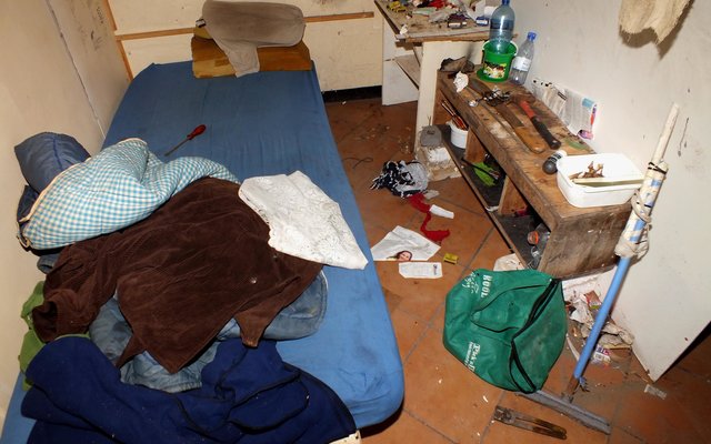 Een van die vuil vertrekke in die ou Dorpskombuis wat deur onwettige nagslapers gebruik word, met â€˜n panga, hamer en skroewedraaiers wat duidelik gesien kan word